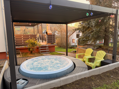 Beheizter Whirlpool im überdachten Gartenbereich – entspannt mit Blick ins Grüne