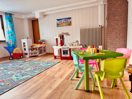 Großes Spielzimmer für Kinder – viel Platz zum Spielen, Malen und Toben.