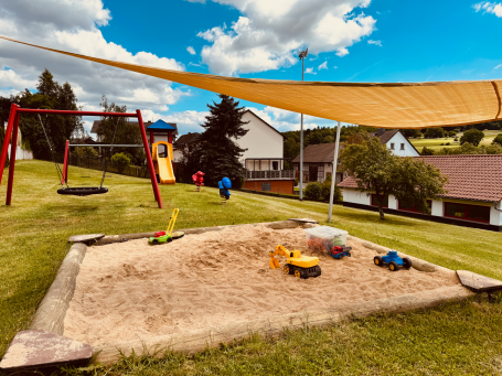 Spielplatz direkt am Haus Perfekt für Familien: Schaukel, Sandkasten & viel Platz zum Spielen – entspannt für Eltern, Spaß für Kinder ‍‍‍